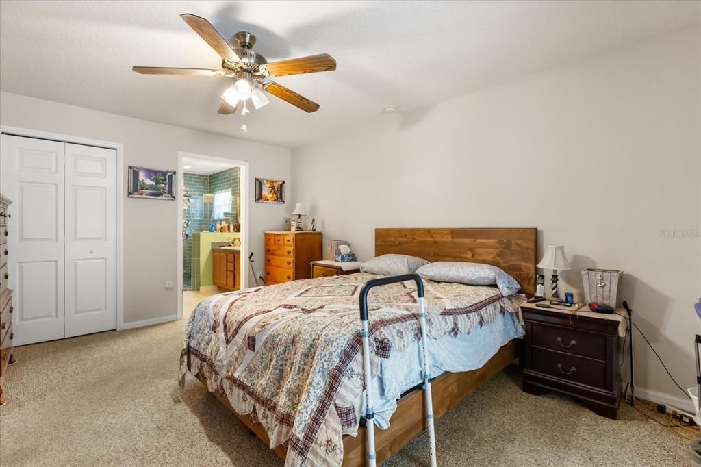 Activo con contrato: $434,800 (4 camas, 2 baños, 1647 Pies cuadrados)