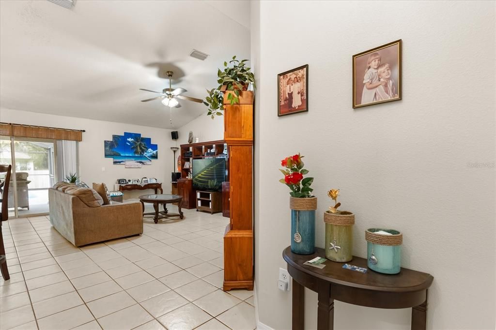 Activo con contrato: $434,800 (4 camas, 2 baños, 1647 Pies cuadrados)