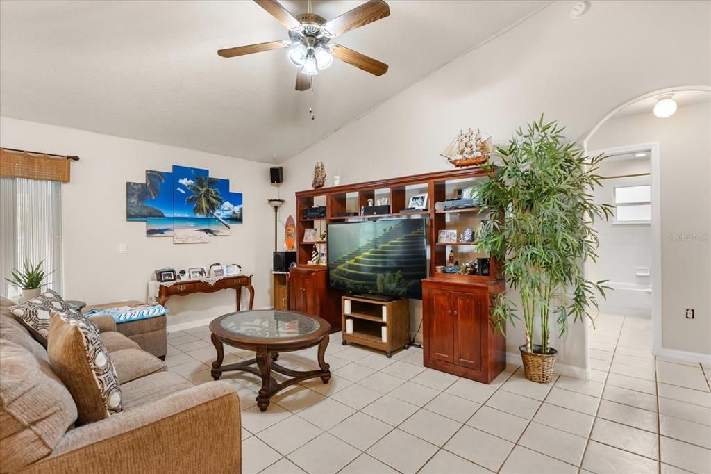 Activo con contrato: $434,800 (4 camas, 2 baños, 1647 Pies cuadrados)