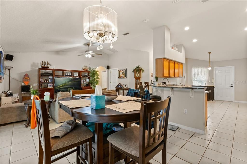 Activo con contrato: $434,800 (4 camas, 2 baños, 1647 Pies cuadrados)