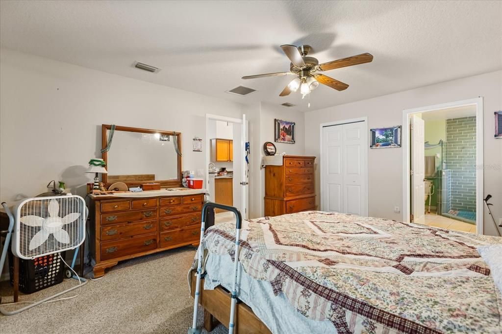 Activo con contrato: $434,800 (4 camas, 2 baños, 1647 Pies cuadrados)