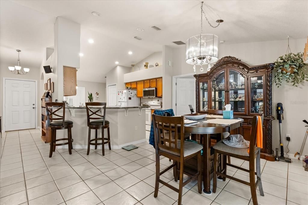 Activo con contrato: $434,800 (4 camas, 2 baños, 1647 Pies cuadrados)