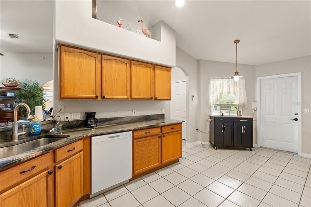 Activo con contrato: $434,800 (4 camas, 2 baños, 1647 Pies cuadrados)