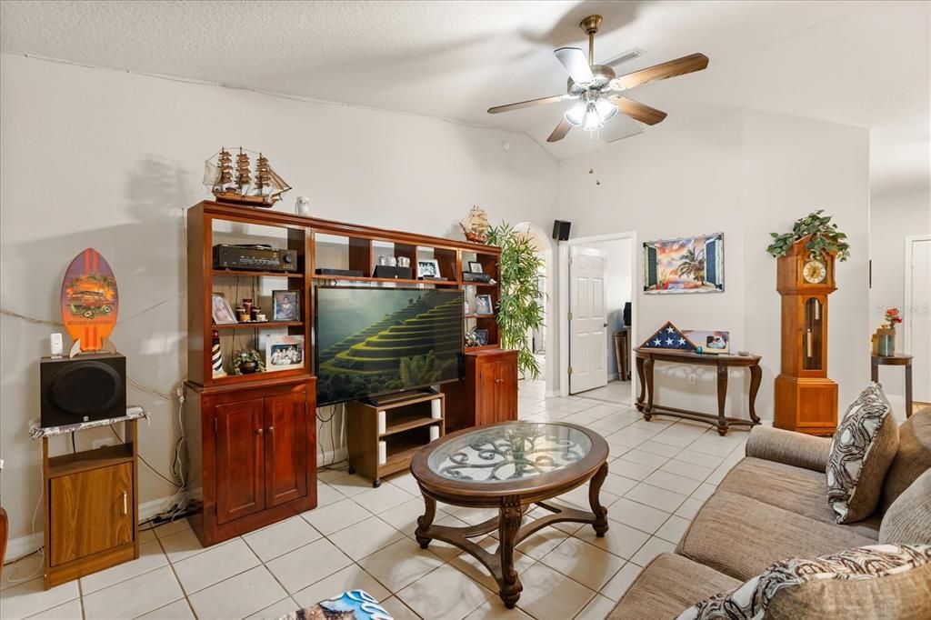 Activo con contrato: $434,800 (4 camas, 2 baños, 1647 Pies cuadrados)