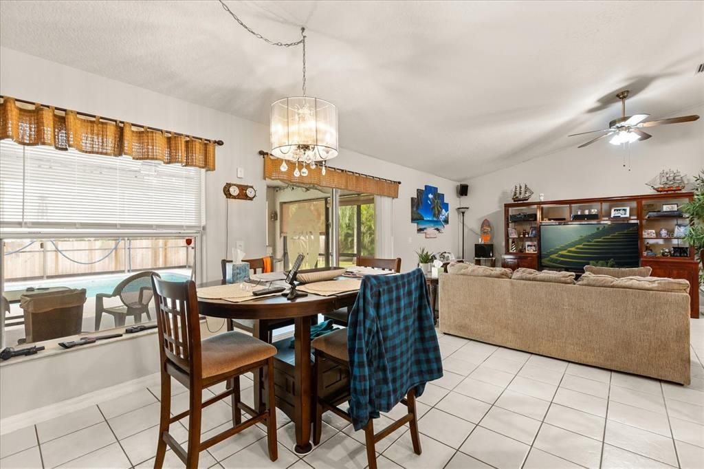 Activo con contrato: $434,800 (4 camas, 2 baños, 1647 Pies cuadrados)