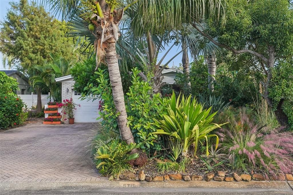 For Sale: $570,000 (3 beds, 2 baths, 1599 Square Feet)