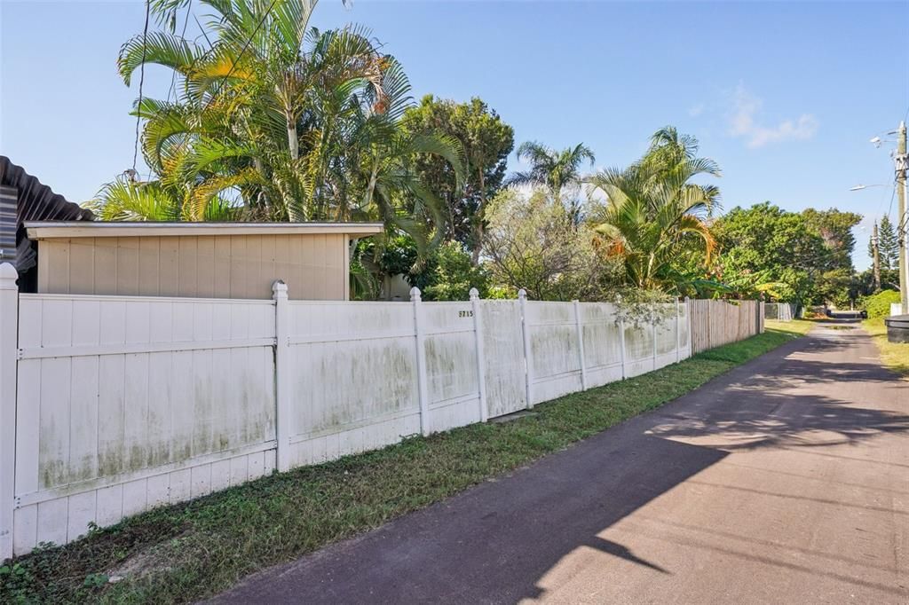 For Sale: $570,000 (3 beds, 2 baths, 1599 Square Feet)