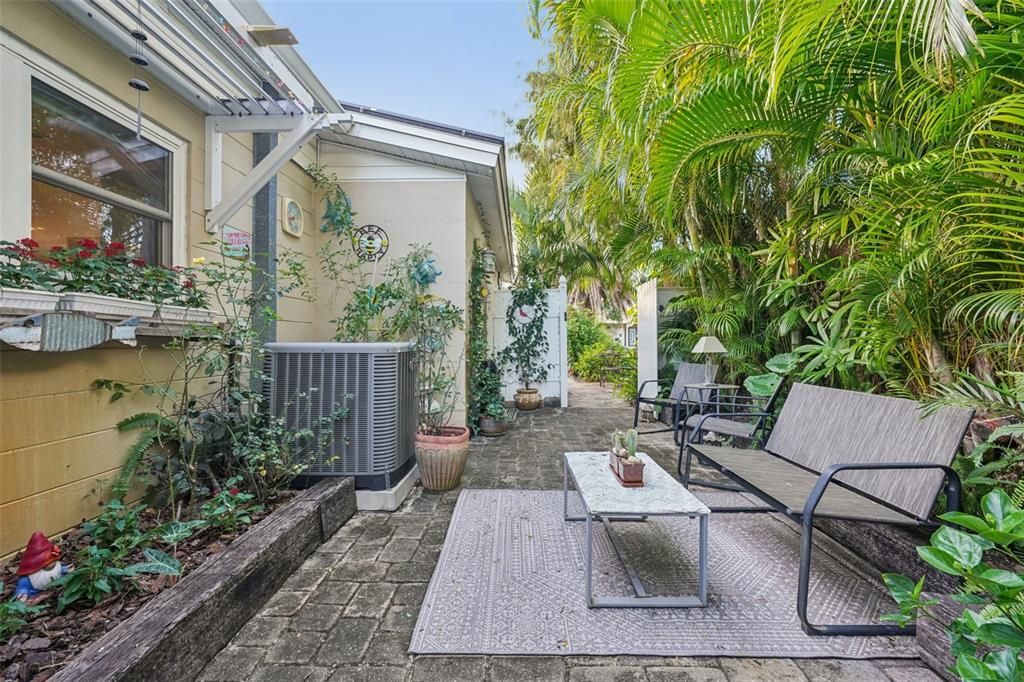 For Sale: $570,000 (3 beds, 2 baths, 1599 Square Feet)