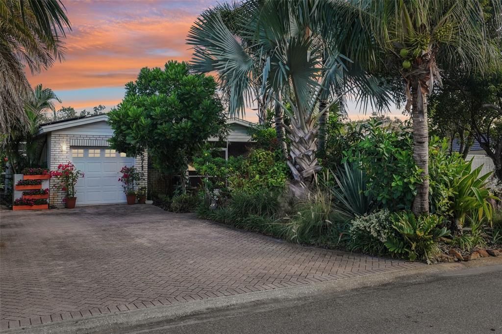 For Sale: $570,000 (3 beds, 2 baths, 1599 Square Feet)