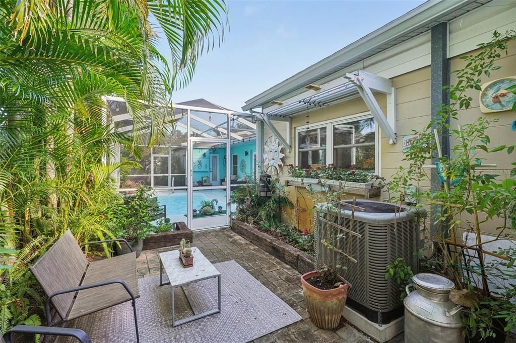 For Sale: $570,000 (3 beds, 2 baths, 1599 Square Feet)