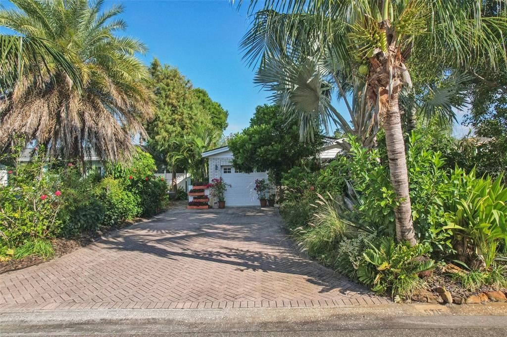 For Sale: $570,000 (3 beds, 2 baths, 1599 Square Feet)