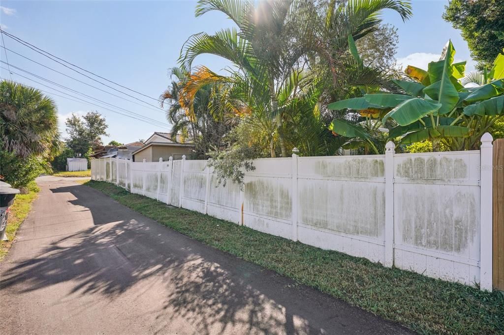 For Sale: $570,000 (3 beds, 2 baths, 1599 Square Feet)