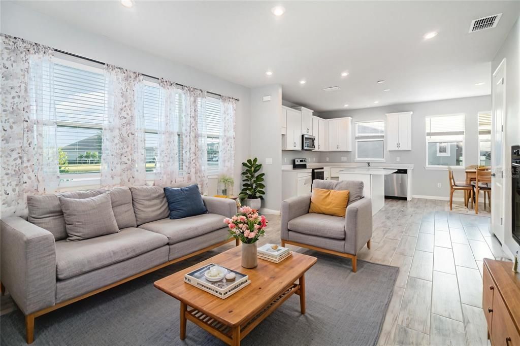 На продажу: $350,000 (2 спален, 3 ванн, 1728 Квадратных фут)