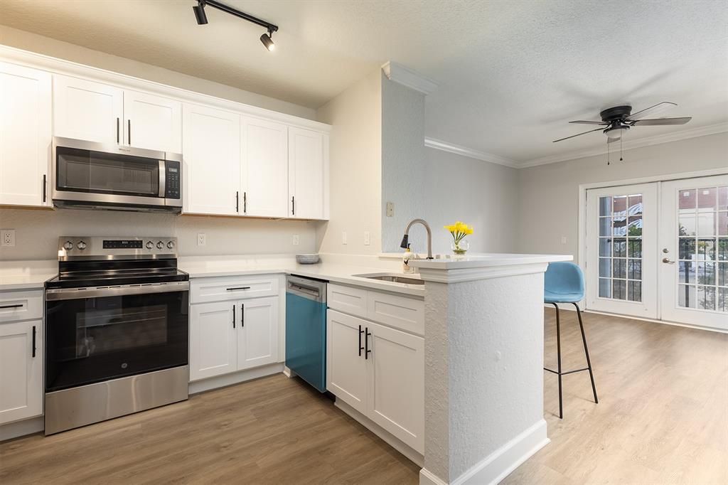 Active With Contract: $179,500 (1 beds, 1 baths, 685 Square Feet)