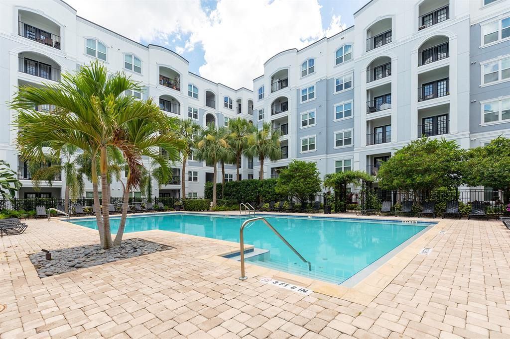 Active With Contract: $179,500 (1 beds, 1 baths, 685 Square Feet)