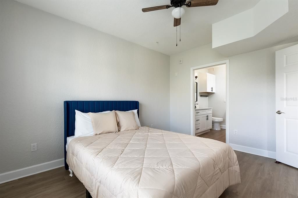 Active With Contract: $179,500 (1 beds, 1 baths, 685 Square Feet)