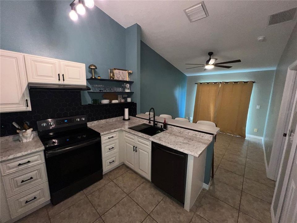 For Sale: $249,900 (2 beds, 2 baths, 858 Square Feet)