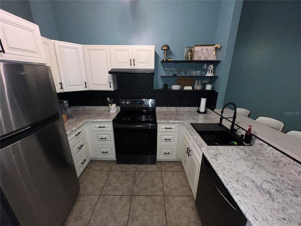 For Sale: $249,900 (2 beds, 2 baths, 858 Square Feet)