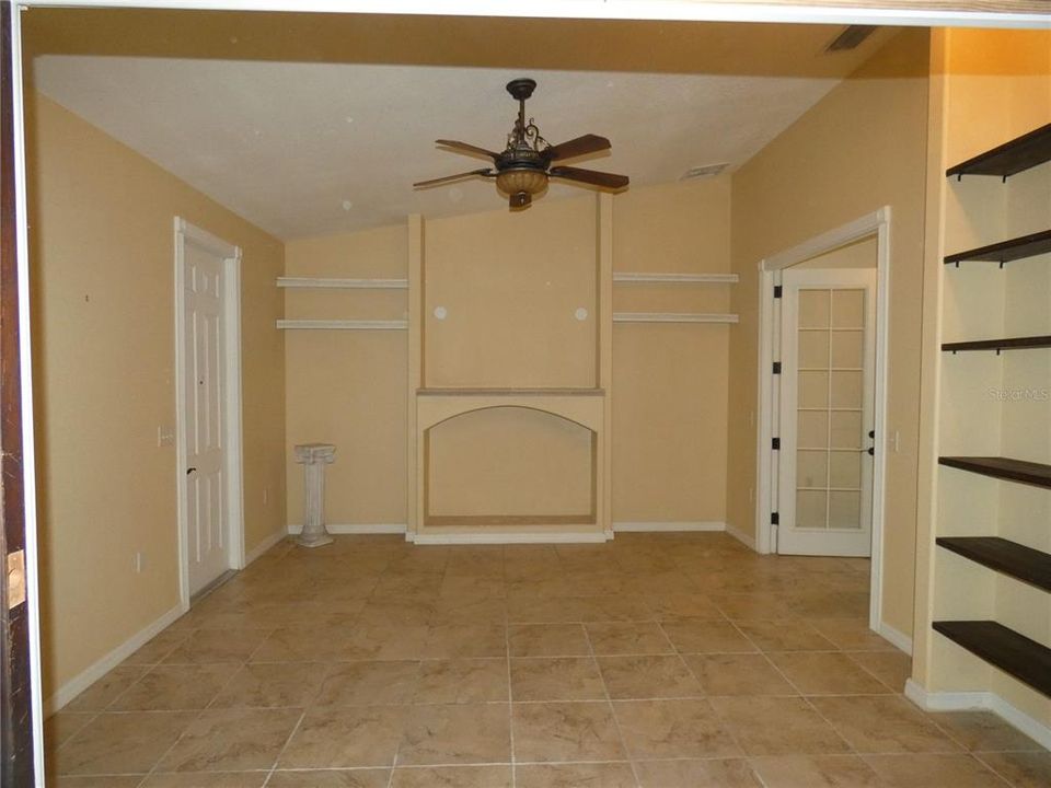 На продажу: $314,900 (2 спален, 1 ванн, 1950 Квадратных фут)