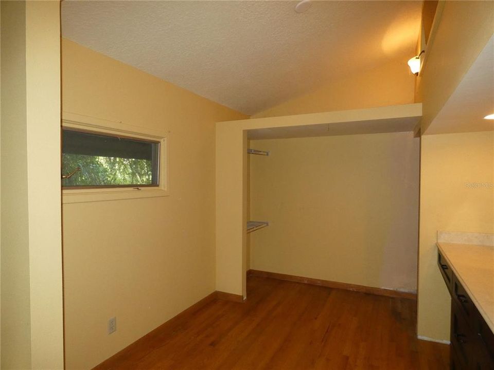 На продажу: $314,900 (2 спален, 1 ванн, 1950 Квадратных фут)