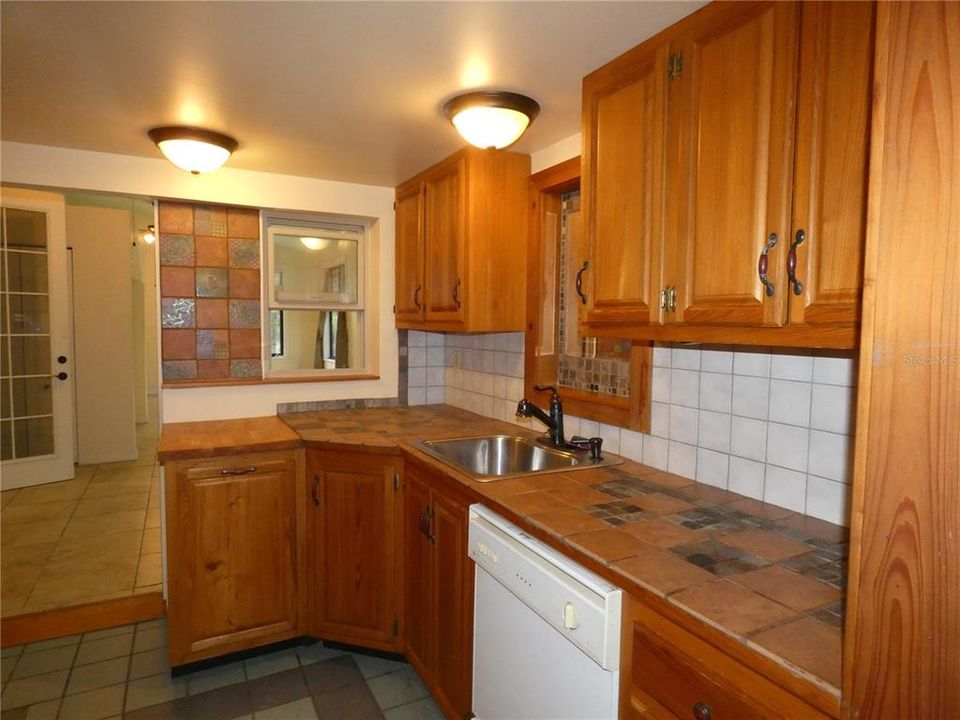 На продажу: $314,900 (2 спален, 1 ванн, 1950 Квадратных фут)