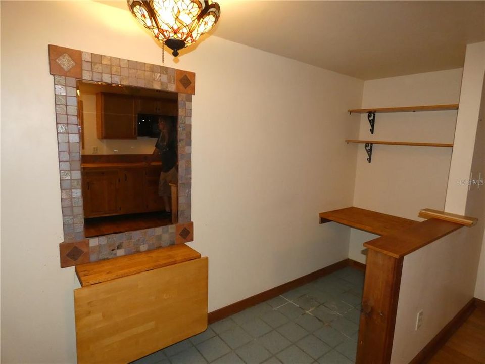 На продажу: $314,900 (2 спален, 1 ванн, 1950 Квадратных фут)