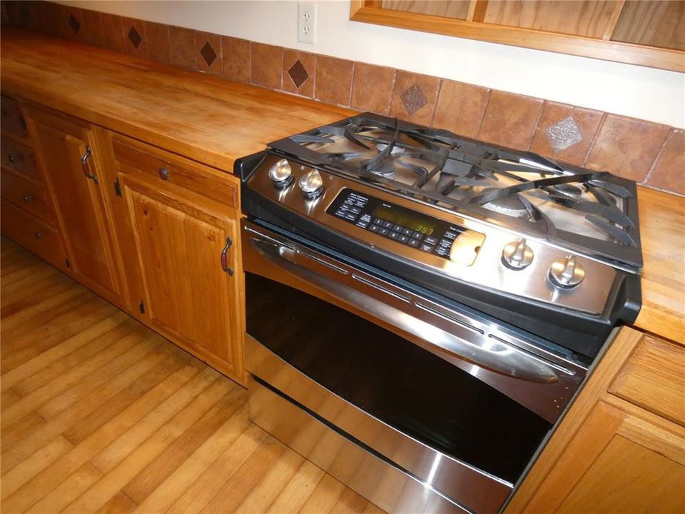 На продажу: $314,900 (2 спален, 1 ванн, 1950 Квадратных фут)