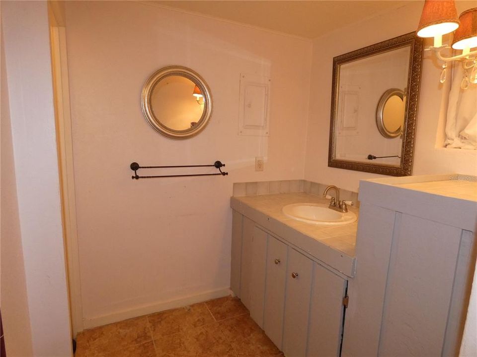 На продажу: $314,900 (2 спален, 1 ванн, 1950 Квадратных фут)