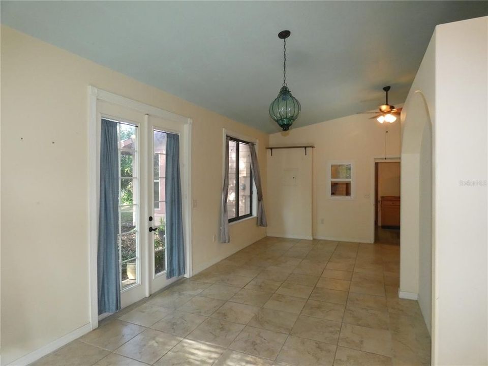 На продажу: $314,900 (2 спален, 1 ванн, 1950 Квадратных фут)