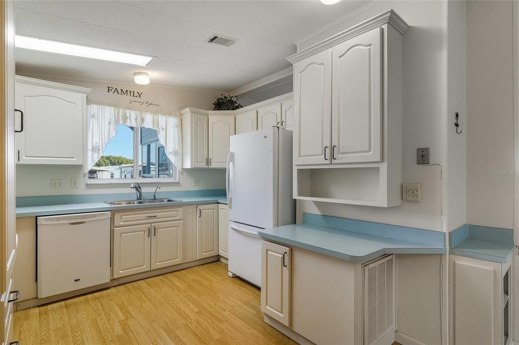 Active With Contract: $139,900 (2 beds, 2 baths, 1056 Square Feet)