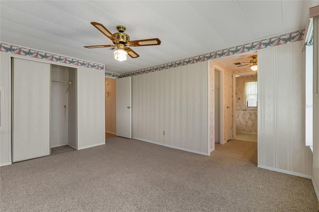 Active With Contract: $139,900 (2 beds, 2 baths, 1056 Square Feet)