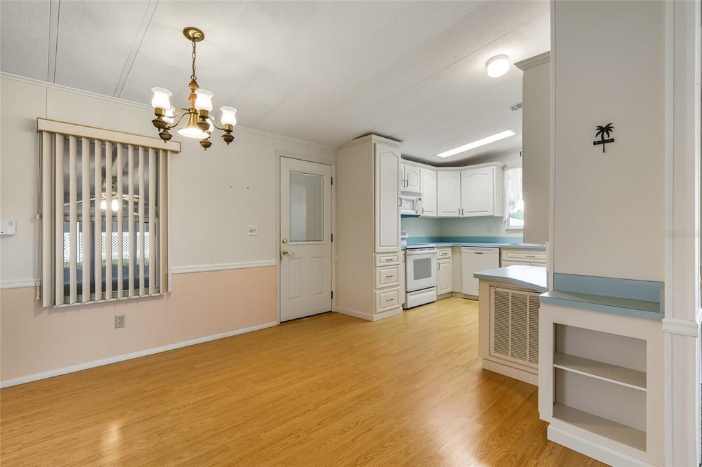 Active With Contract: $139,900 (2 beds, 2 baths, 1056 Square Feet)