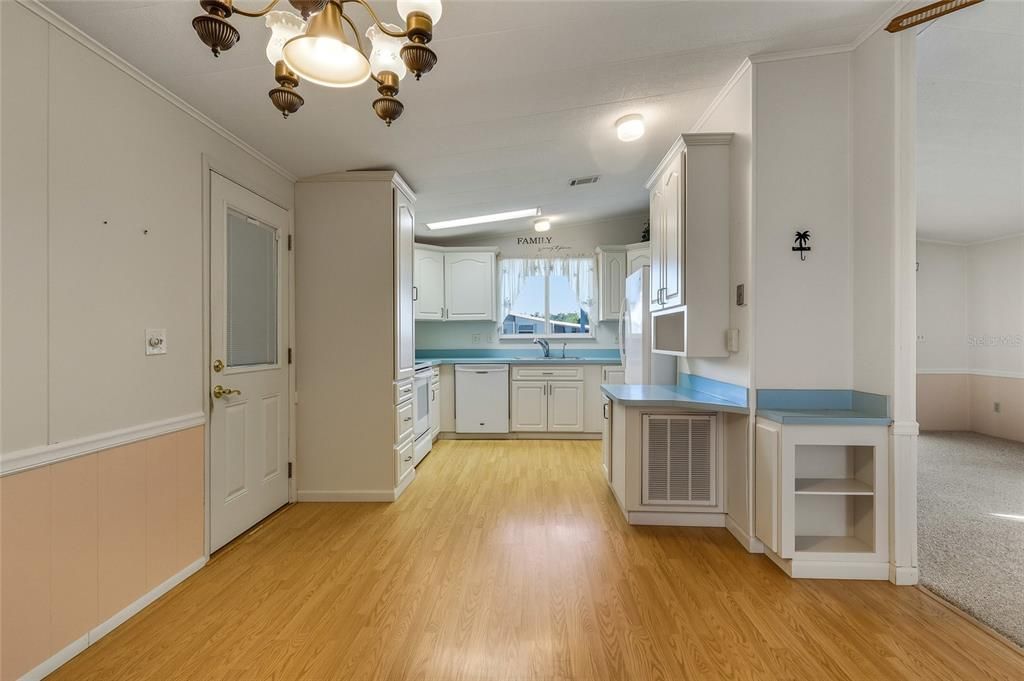 Active With Contract: $139,900 (2 beds, 2 baths, 1056 Square Feet)