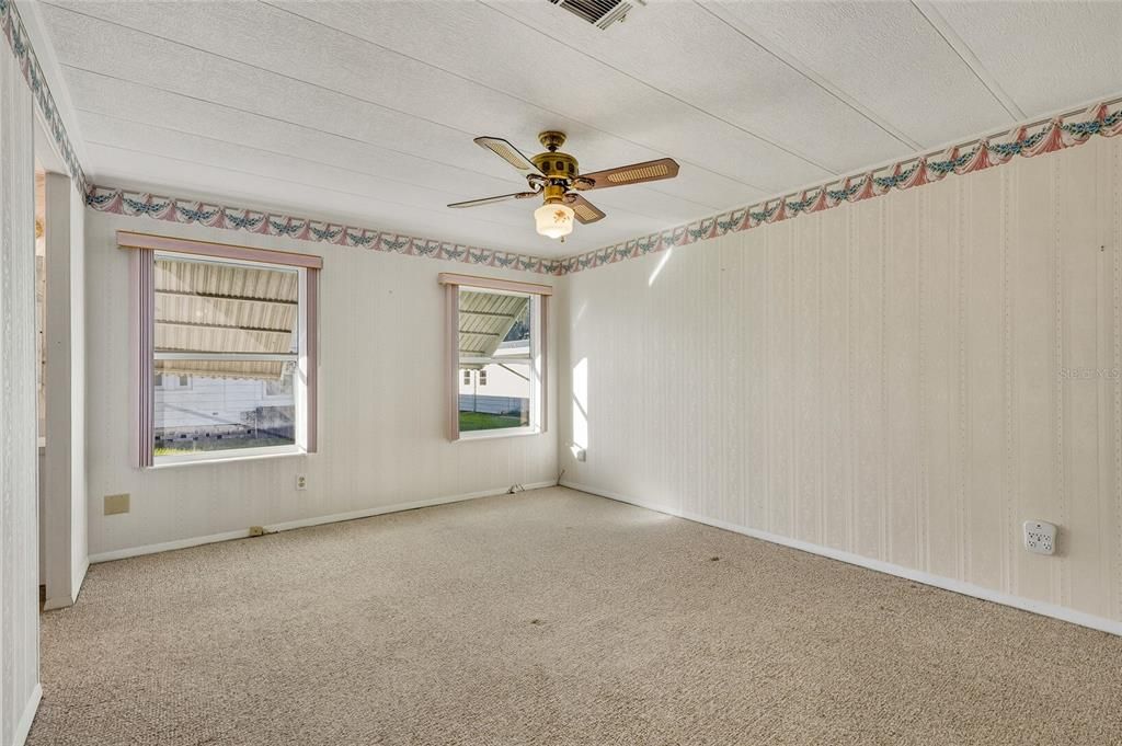 Active With Contract: $139,900 (2 beds, 2 baths, 1056 Square Feet)
