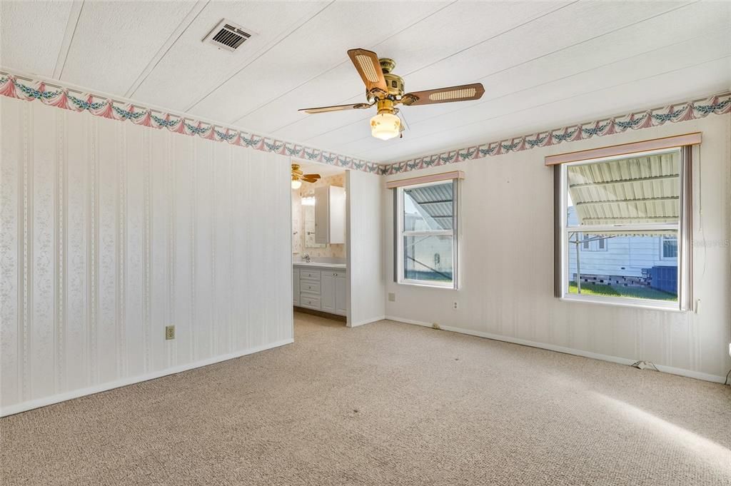 Active With Contract: $139,900 (2 beds, 2 baths, 1056 Square Feet)