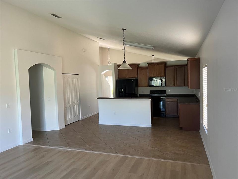 Activo con contrato: $389,900 (4 camas, 2 baños, 2305 Pies cuadrados)