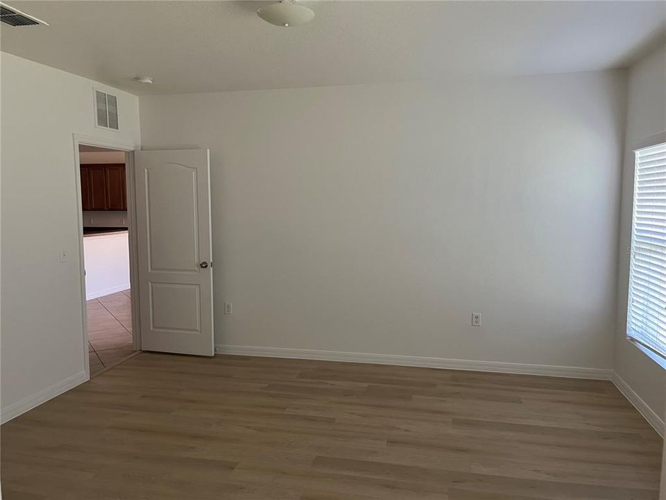 Activo con contrato: $389,900 (4 camas, 2 baños, 2305 Pies cuadrados)