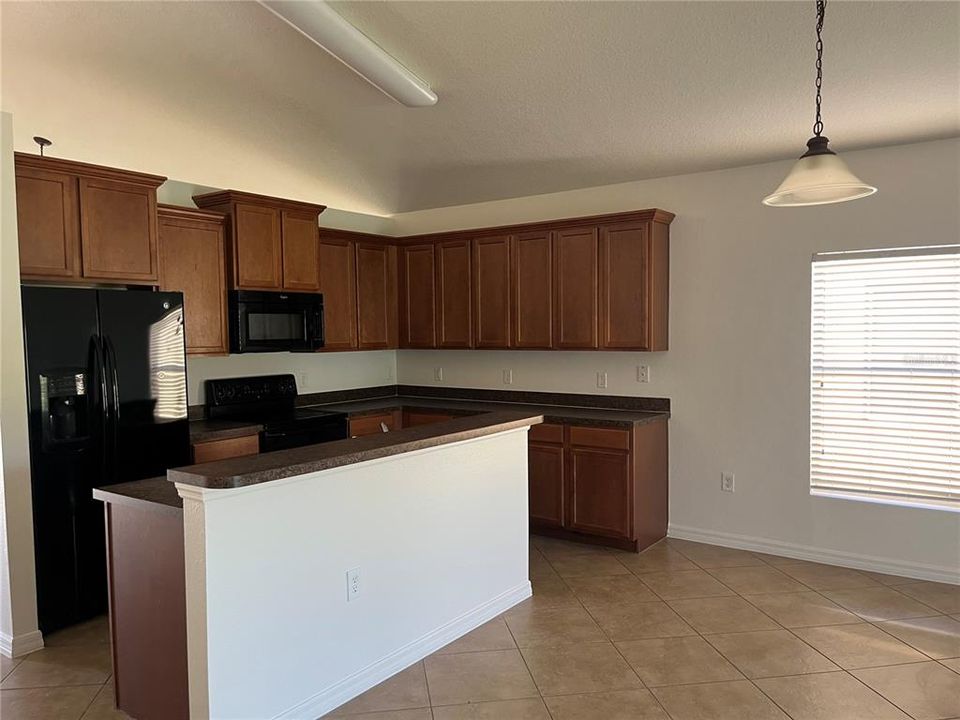 Activo con contrato: $389,900 (4 camas, 2 baños, 2305 Pies cuadrados)