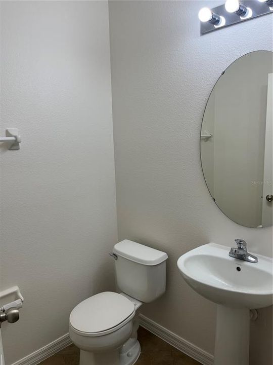 Activo con contrato: $389,900 (4 camas, 2 baños, 2305 Pies cuadrados)