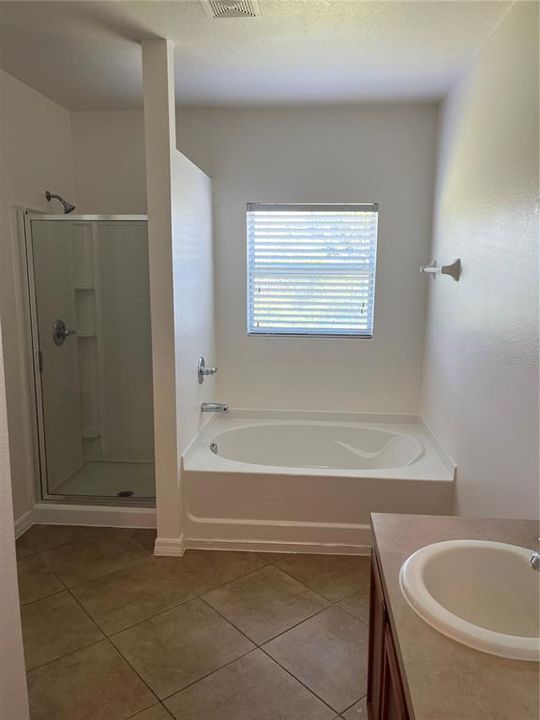 Activo con contrato: $389,900 (4 camas, 2 baños, 2305 Pies cuadrados)