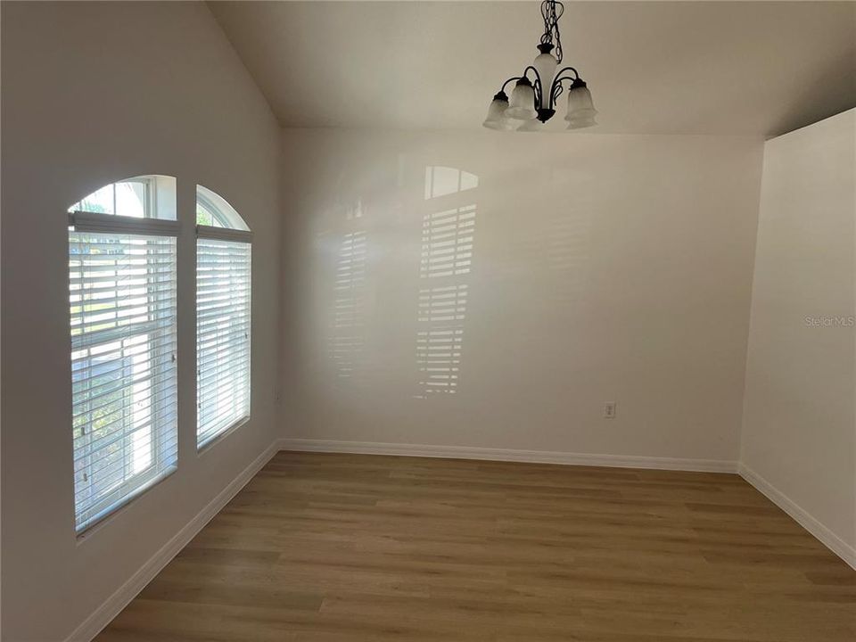 Activo con contrato: $389,900 (4 camas, 2 baños, 2305 Pies cuadrados)