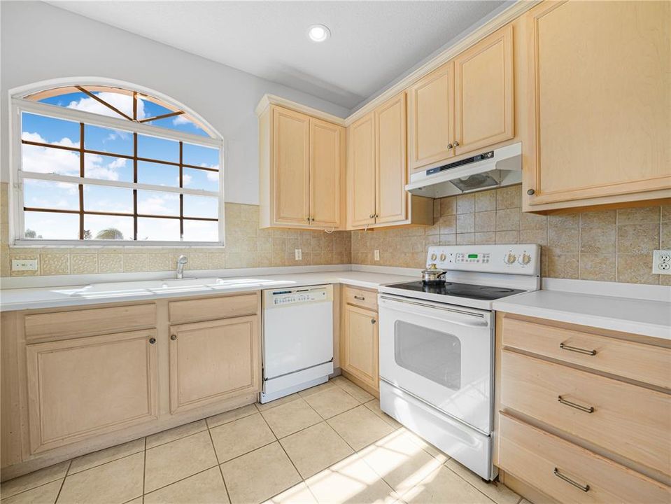 На продажу: $250,000 (3 спален, 2 ванн, 1362 Квадратных фут)