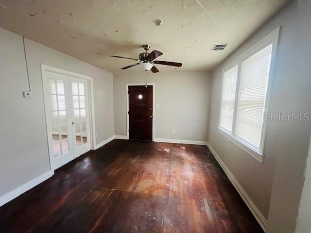 合同活跃: $339,000 (2 贝兹, 1 浴室, 720 平方英尺)