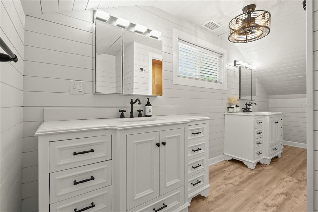 En Venta: $1,229,000 (4 camas, 3 baños, 2408 Pies cuadrados)