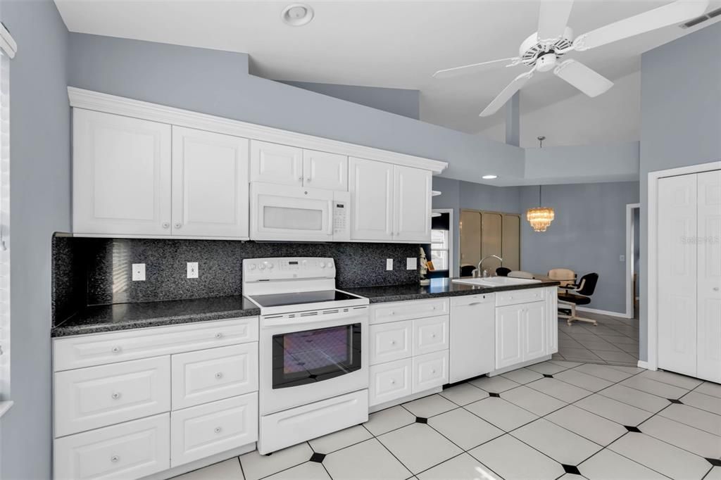For Sale: $329,900 (2 beds, 2 baths, 1626 Square Feet)