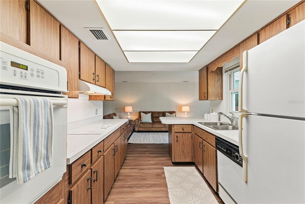 Под контрактом: $565,000 (4 спален, 2 ванн, 1772 Квадратных фут)