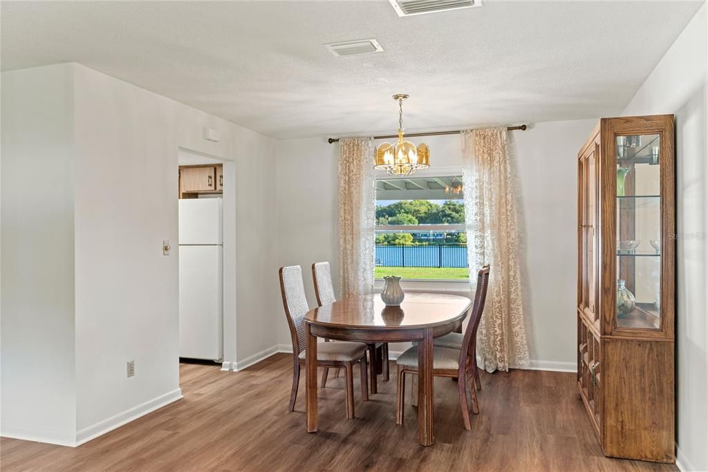 Под контрактом: $565,000 (4 спален, 2 ванн, 1772 Квадратных фут)