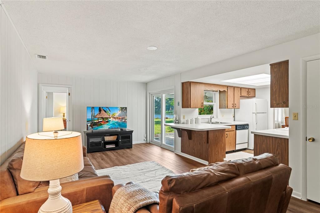 Под контрактом: $565,000 (4 спален, 2 ванн, 1772 Квадратных фут)