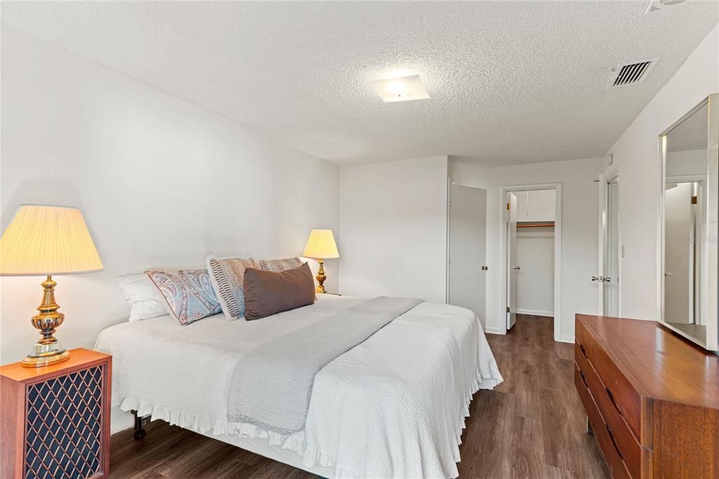 Под контрактом: $565,000 (4 спален, 2 ванн, 1772 Квадратных фут)