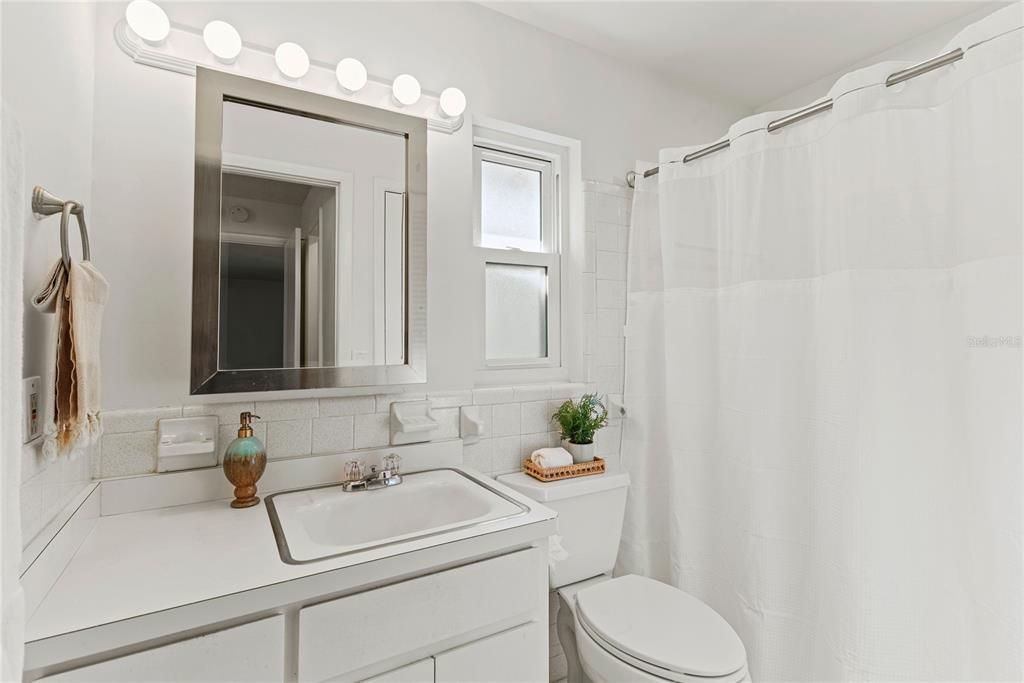 Под контрактом: $565,000 (4 спален, 2 ванн, 1772 Квадратных фут)